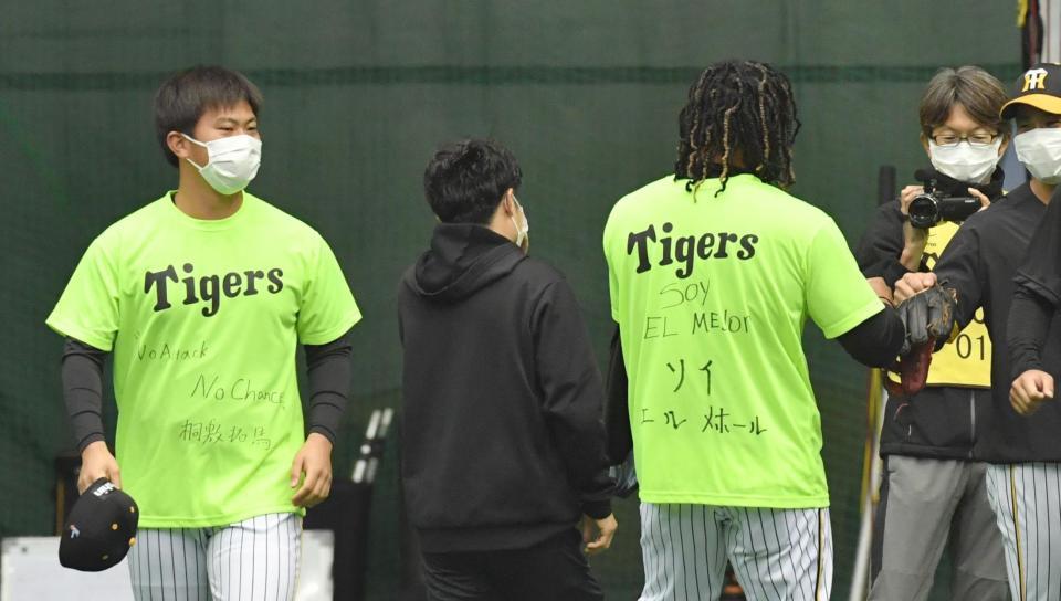 　「Ｎｏ　Ａｔａｃｋ　Ｎｏ　Ｃｈａｎｃｅ」と書いたシャツを着る桐敷（左）と「ソイ　エル　メホール」と書いたシャツを着るマルテ（撮影・佐々木彰尚）