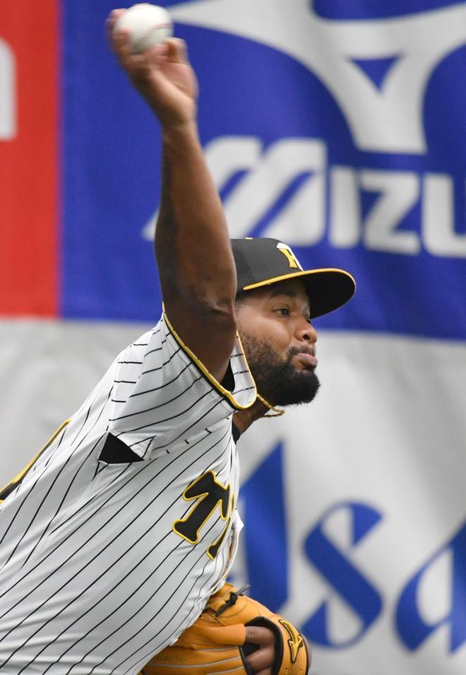 　ブルペンで投球する阪神・アルカンタラ（撮影・佐々木彰尚）