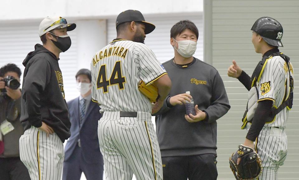 ブルペンでの投球後、話をするアルカンタラ（左から２人目）＝（撮影・佐々木彰尚）