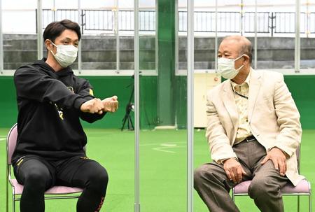 　打撃論を交わす近本（左）と藤田平氏（撮影・飯室逸平）