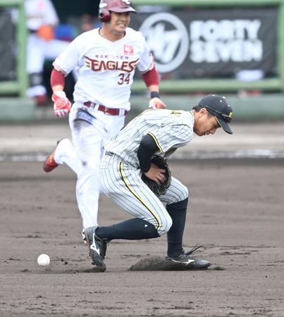 　１回、小深田の打球をファンブルする熊谷（撮影・飯室逸平）