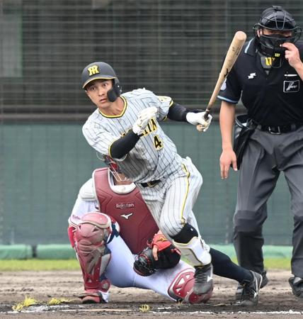 　８回、中前打を放つ熊谷（撮影・飯室逸平）