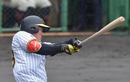 　４回、左中間フェンス直撃の二塁打を放つ前川（撮影・神子素慎一）