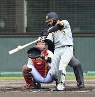 　３回、中前に同点タイムリーを放つ大山（撮影・飯室逸平）