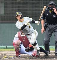 　８回、中前打を放つ熊谷（撮影・飯室逸平）