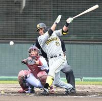 　８回、中前打を放つ江越（撮影・飯室逸平）