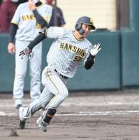 　９回、同点に追いつく三塁打を放ち、三塁へ激走する島田（撮影・飯室逸平）