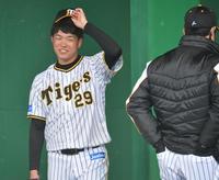 　投球練習を終え笑顔をみせる高橋（撮影・神子素慎一）