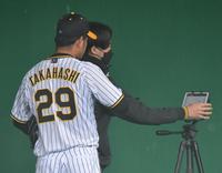 　投球練習を終え映像で確認する高橋（撮影・神子素慎一）