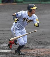 　４回、左中間フェンス直撃の二塁打を放つ前川（撮影・神子素慎一）