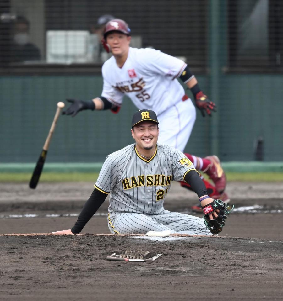 　１回、安田に先制タイムリーを打たれる秋山（撮影・飯室逸平）