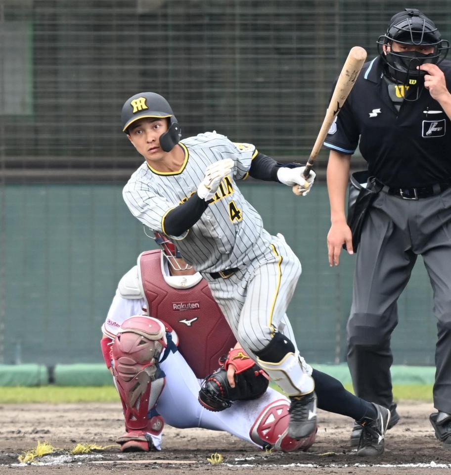 　８回、中前打を放つ熊谷（撮影・飯室逸平）