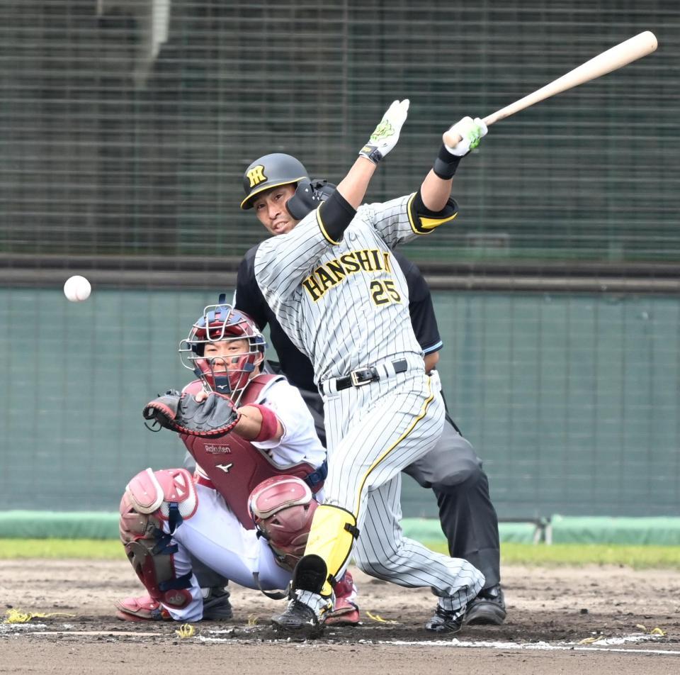 　８回、中前打を放つ江越（撮影・飯室逸平）