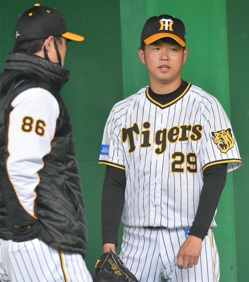 　投球練習を終え安藤投手コーチと話す高橋（撮影・神子素慎一）