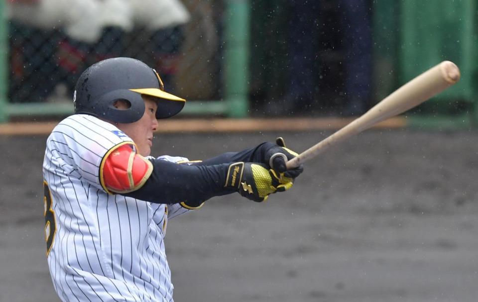 　４回、左中間フェンス直撃の二塁打を放つ前川（撮影・神子素慎一）