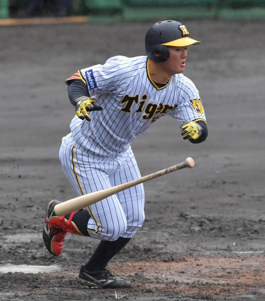 　４回、左中間フェンス直撃の二塁打を放つ前川（撮影・神子素慎一）