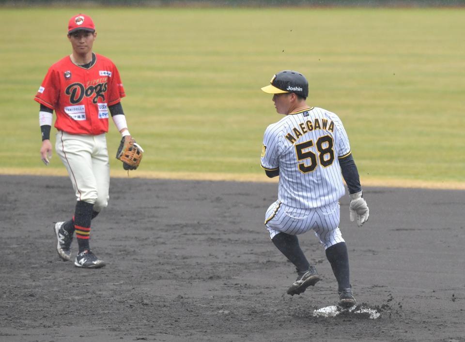 　２回、二盗を決める前川（撮影・神子素慎一）