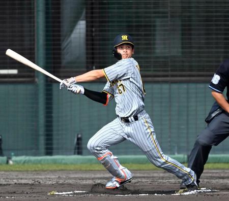 　６回、二塁打を放つ高寺（撮影・飯室逸平）