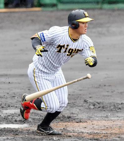 　４回、左中間フェンス直撃の二塁打を放つ前川（撮影・神子素慎一）