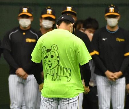 　背中に絵を描いた木浪（撮影・佐々木彰尚）