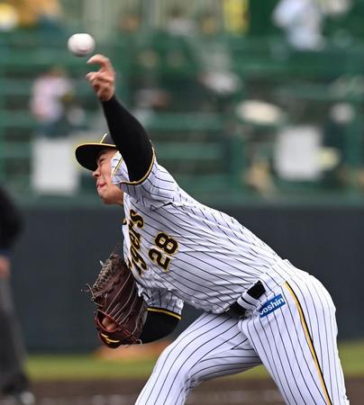 　４回、力投する鈴木（撮影・山口登）