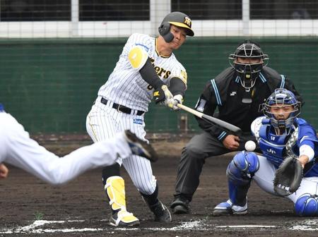 　７回、佐藤輝は中前に適時打を放つ（撮影・佐々木彰尚）