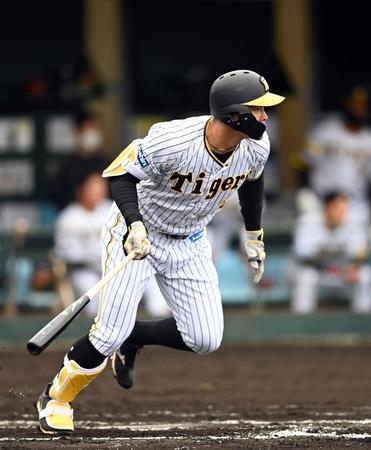 　７回、阪神・佐藤輝は中前に適時打を放つ（撮影・山口登）