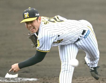 　４回、気迫の投球を見せる鈴木（撮影・飯室逸平）