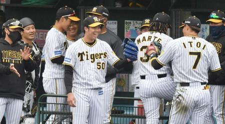 　１回表に好捕した糸井を出迎える青柳（中央）＝撮影・佐々木彰尚