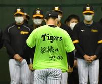 　「継続は力なり」と書いた木浪（撮影・佐々木彰尚）