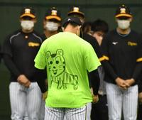 　背中に絵を描いた木浪（撮影・佐々木彰尚）