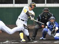 　７回、佐藤輝は中前に適時打を放つ（撮影・佐々木彰尚）