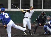 　５回、阪神・糸井は中前打を放つ（撮影・佐々木彰尚）