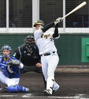 　７回、大山は右前打を放つ（撮影・佐々木彰尚）