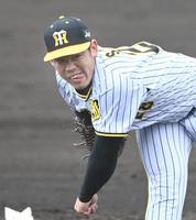 　４回、気迫の投球を見せる鈴木（撮影・飯室逸平）