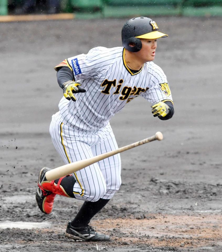 　４回、左中間フェンス直撃の二塁打を放つ前川（撮影・神子素慎一）