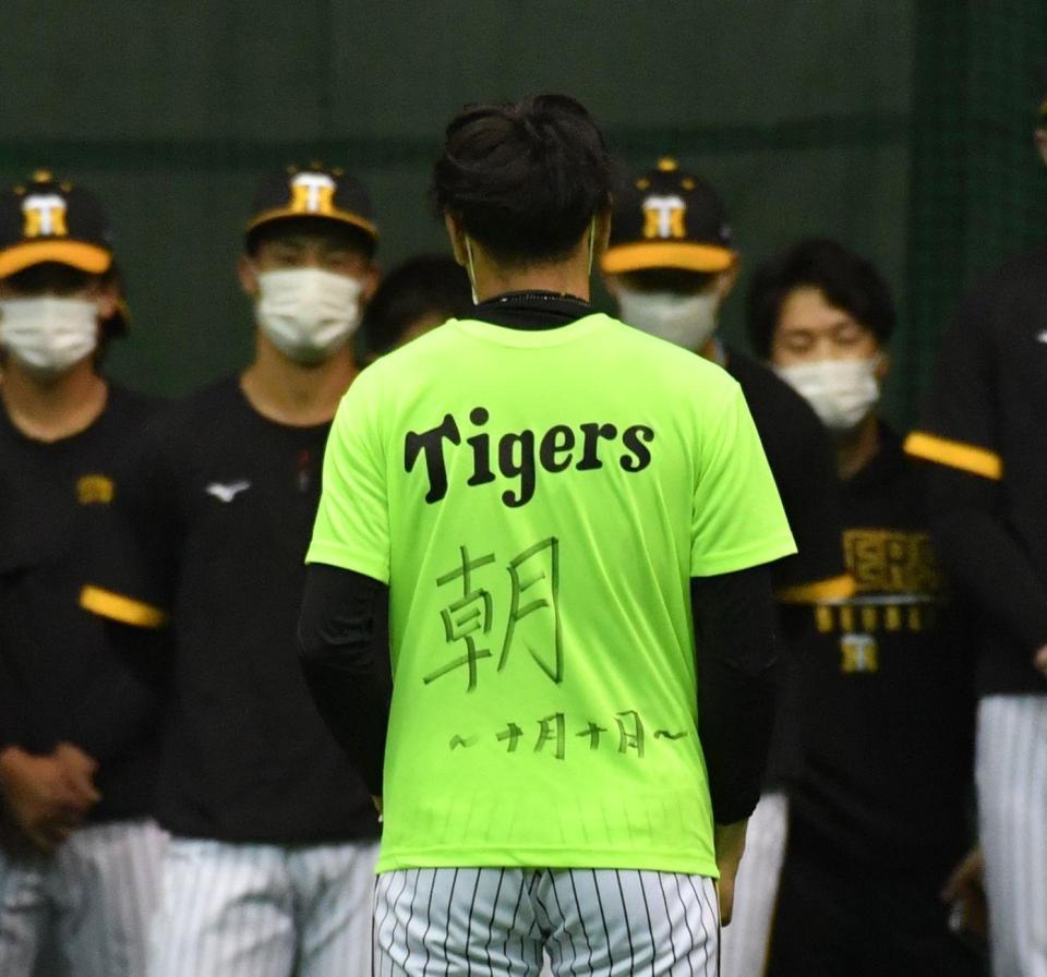 　「朝～十月十日～」と書いた小川（撮影・佐々木彰尚）