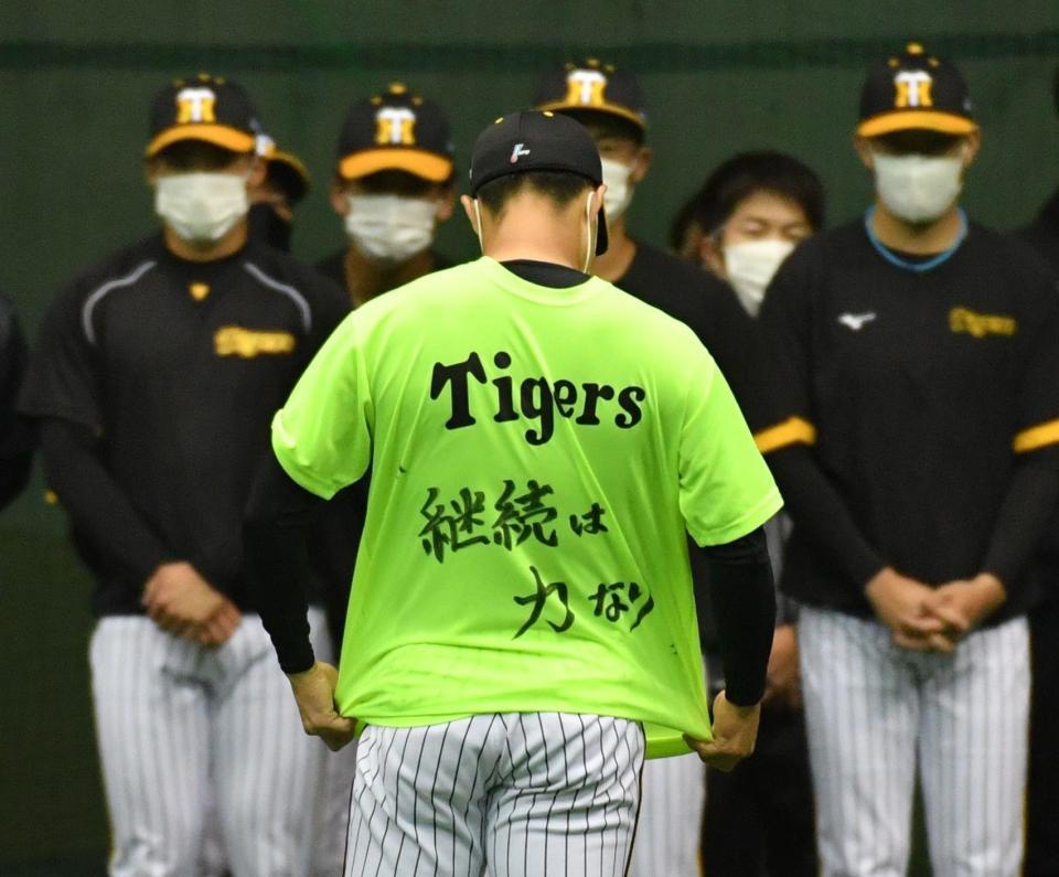 　「継続は力なり」と書いた木浪（撮影・佐々木彰尚）