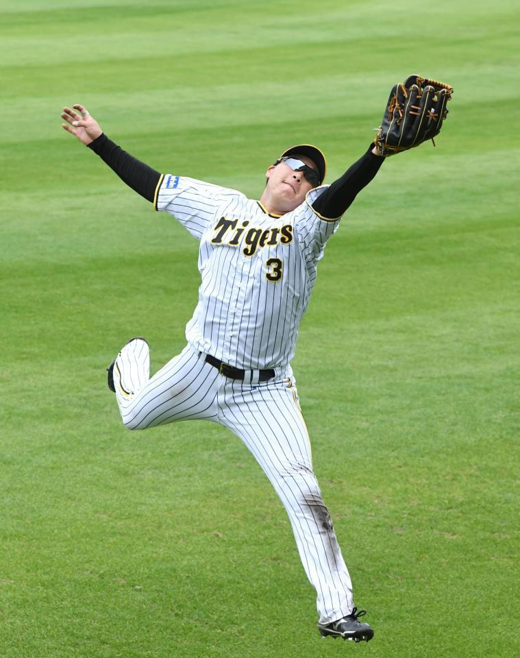外野ノックで好捕する阪神・大山悠輔＝２月１６日