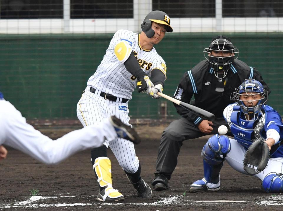 　７回、佐藤輝は中前に適時打を放つ（撮影・佐々木彰尚）
