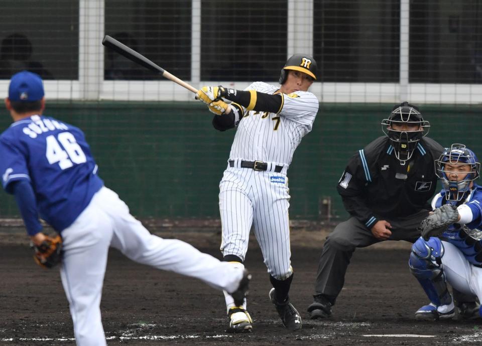 　５回、阪神・糸井は中前打を放つ（撮影・佐々木彰尚）