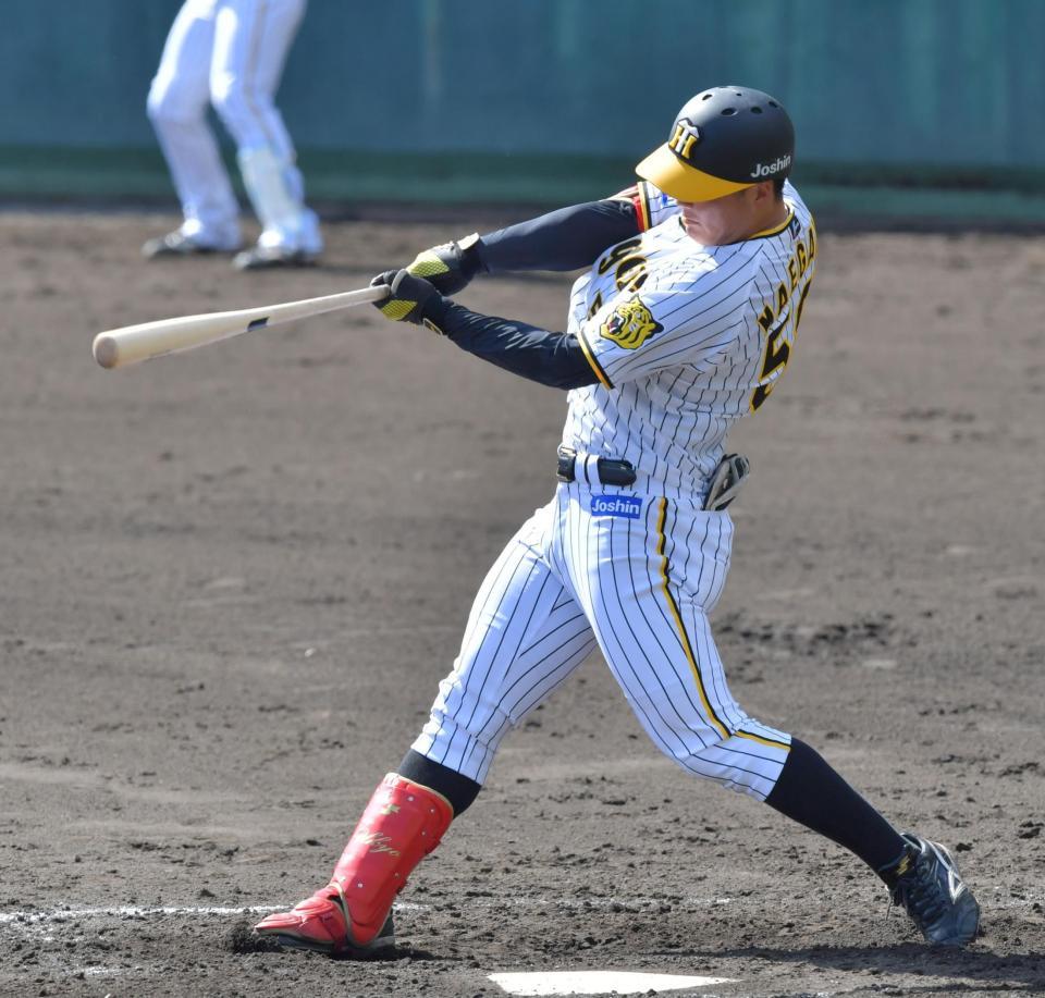 　２回、右越えに二塁打を放つ前川（撮影・神子素慎一）