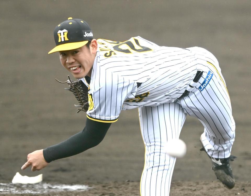 　４回、気迫の投球を見せる鈴木（撮影・飯室逸平）