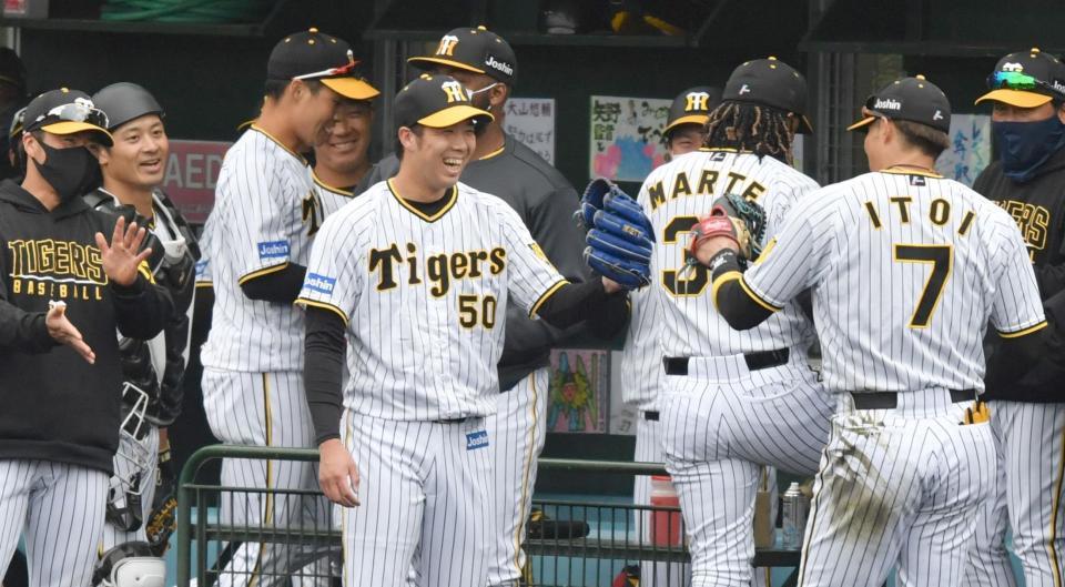 　１回表に好捕した糸井を出迎える青柳（中央）＝撮影・佐々木彰尚