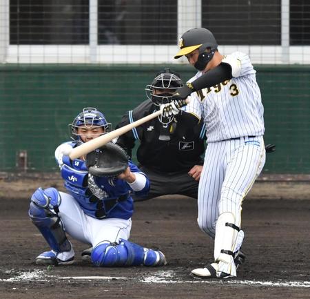 　７回、大山は右前打を放つ（撮影・佐々木彰尚）