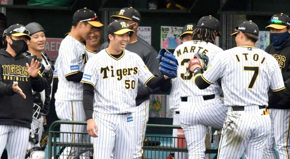 　１回を終え、好捕した糸井を笑顔で迎える青柳（中央）＝撮影・佐々木彰尚