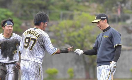 　ノックの本数を決めるじゃんけん。「俺はパー出すよ」と宣言し、グーを出す矢野監督（右）と信じた小野寺