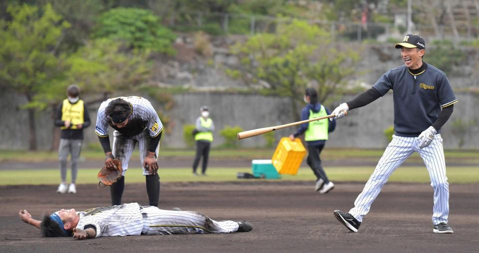 　じゃんけんで負けて天を仰ぐ小野寺（左）と大喜びの矢野監督（撮影・佐々木彰尚）