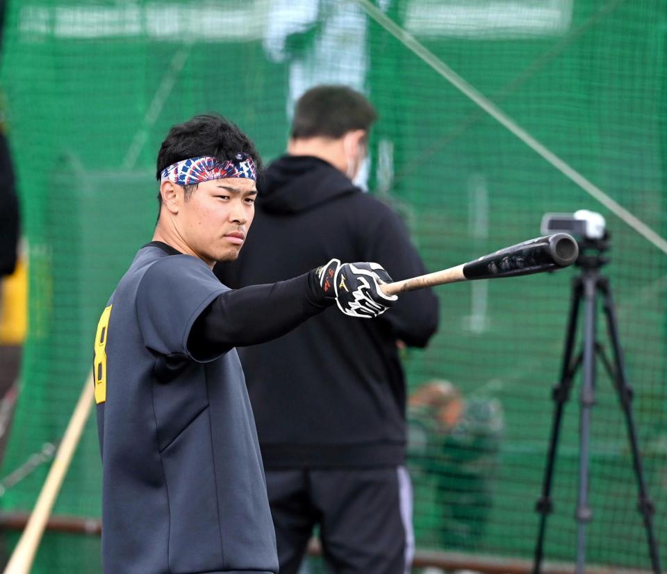 　ロングティーで狙いを定める佐藤輝（撮影・山口登）