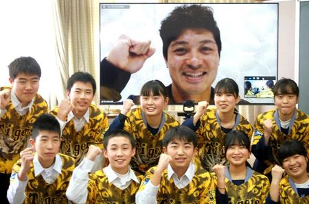 　坂本のオンライン講義を受けた養父中学校の生徒たち（養父中学校提供）